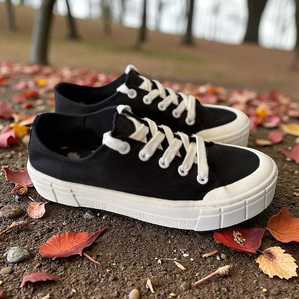 Mad Love women’s Fran Black & White Sneakers, size 10